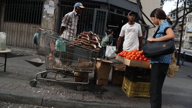 Un vendedor ambulante vende frutas en una esquina del centro de Caracas.