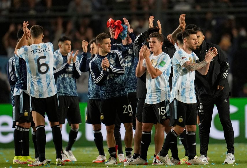La selección de Argentina y Lionel Messi celebran la clasificación después del empate con Brasil