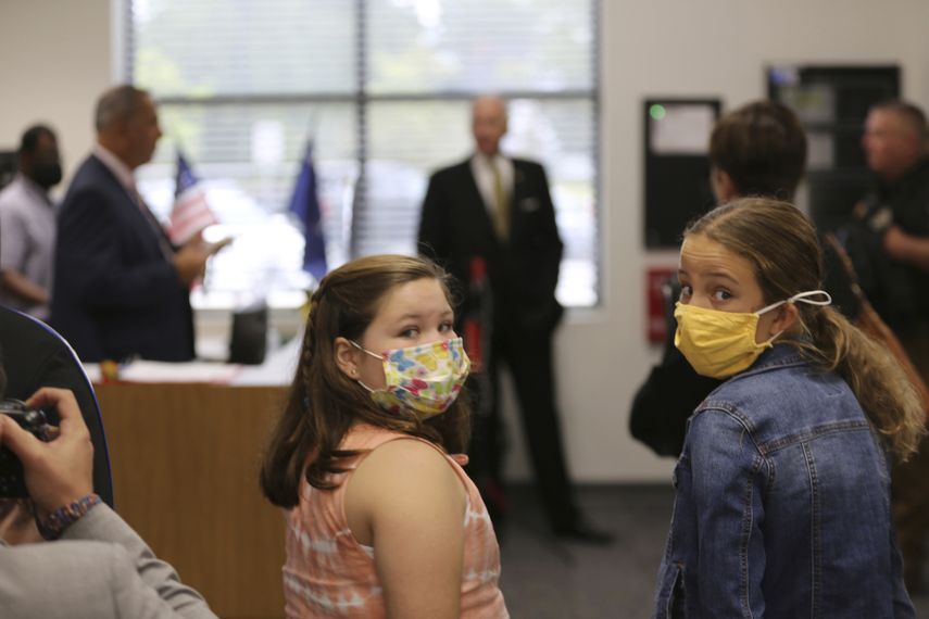 Dos estudiantes de primaria portan mascarillas durante un evento en la escuela de Camden, Carolina del Sur, el miércoles 15 de septiembre de 2021.&nbsp;