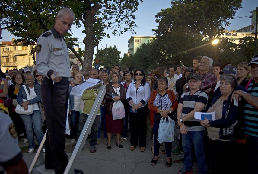 En esta fotografía de archivo del 21 de enero de 2015, numerosas personas aguardan su turno para ingresar en la Sección de Intereses de Estados Unidos para solicitar visa de turista, en La Habana, Cuba.&nbsp;