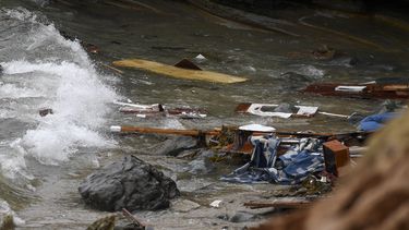 Escombros de una embarcación que encalló y se despedazó por el oleaje llegan a la costa en el Monumento Nacional Cabrillo, el domingo 2 de mayo de 2021, en San Diego.&nbsp;