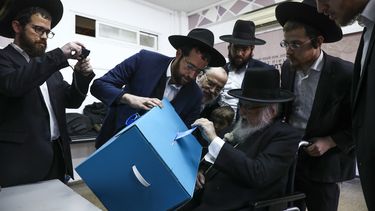 Hombres ultaortodoxos votan durante las elecciones en Bnei Brak, Israel, el lunes 2 de marzo de 2020.&nbsp;