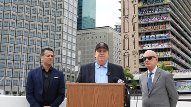 Joe Carollo, comisionado de Miami, (der.) Néstor Cuesta, representante de la Asociación de Propietarios de Brickell y (izq.) James Torres, presidente de la Downtown Neighbors Alliance.