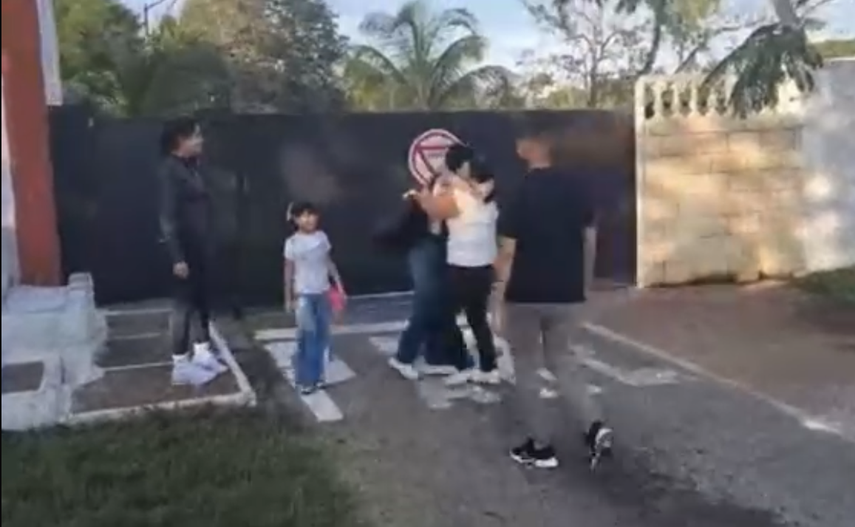 Sissi Abascal, integrante del movimiento Damas de Blanco, justo en el momento en que sale de prisión y se rencuentra con sus familiares.