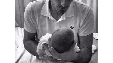 Iker Casillas presenta primera foto de su hijo Martin. (Twitter)