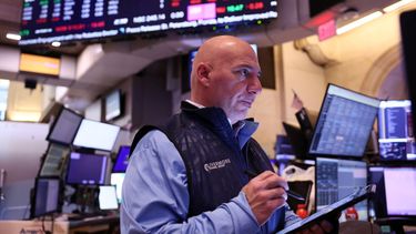 Un agente de la Bolsa de Nueva York revisa estadísticas en una sesión bursátil. Un agente de la Bolsa de Nueva York revisa estadísticas en una sesión bursátil.