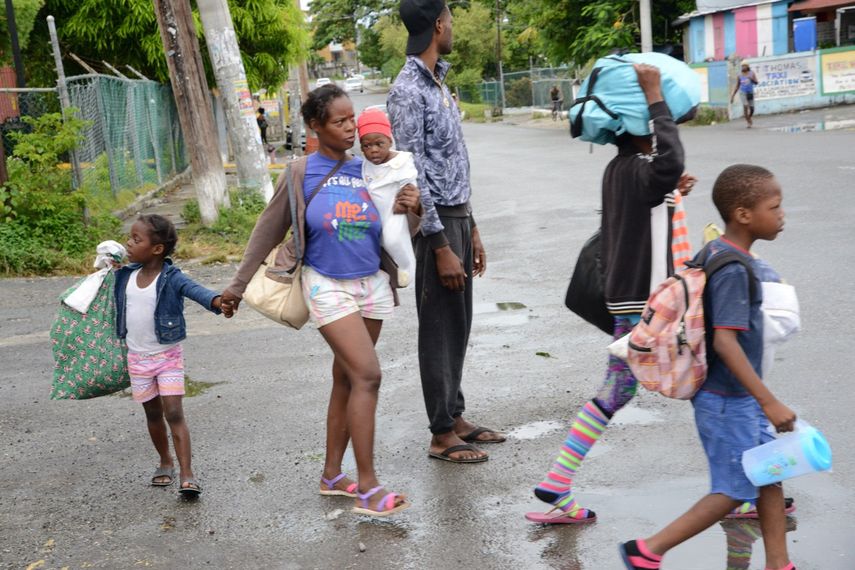 Una familia jamaiquina regresa a su casa tras pasar la noche en un albergue,en St. Thomas (Jamaica). El huracán Matthew de categoría 4 Matthew no dejó víctimas a su paso por Jamaica