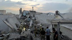 Personas y personal de emergencia se congregan en la azotea de un edificio que fue alcanzado por un ataque israelí en Teherán el 13 de junio de 2025.&nbsp;