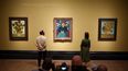 Los visitantes observan tres pinturas realizadas por el fallecido artista holandés Vincent Van Gogh, Girasoles 1888, Canción de cuna: Madame Augustine Roulin meciendo una cuna 1889 y Girasoles 1889, durante una vista previa de prensa para la exposición Van Gogh: poetas y amantes en la National Gallery, en Londres, el 9 de septiembre de 2024.