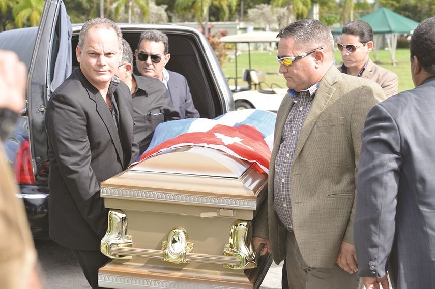 Nelson Molinet (izq.), Tony Villarreal (der.) y Normando Hernández (detrás der.) cargan el ferétro con los restos del exprisionero político Antonio Villarreal (Alvaro Mata)