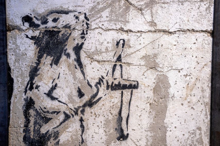 Una pintura del reservado grafitero británico Banksy que fue misteriosamente sacada de Cisjordania se expone en la Urban Gallery en Tel Aviv, Israel.