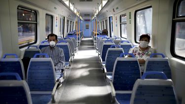 Pasajeros usan m&aacute;scaras como precauci&oacute;n contra la propagaci&oacute;n del nuevo coronavirus en un tren vac&iacute;o en Buenos Aires, Argentina, el viernes 20 de marzo de 2020.