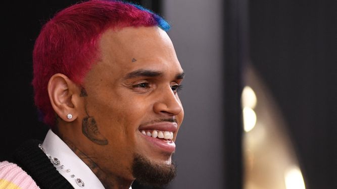 El rapero estadounidense Chris Brown llega a la 62.ª edición de los Premios Grammy el 26 de enero de 2020 en Los Ángeles.