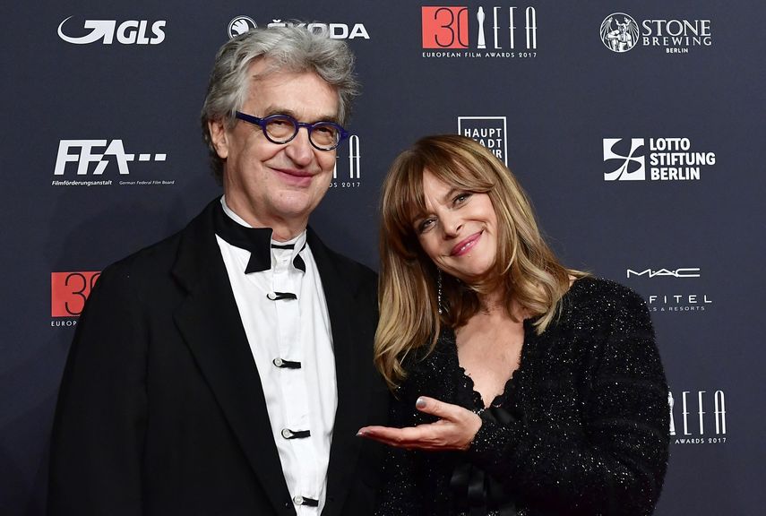 El director alemán Wim Wenders (izquierda) y la actriz alemana Nastassja Kinski posan a su llegada a la 30ª edición de los Premios del Cine Europeo en Berlín, el 9 de diciembre de 2017.