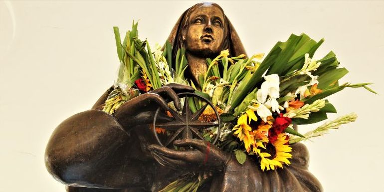 La Virgen del Camino, escultura de Rita Longa.
