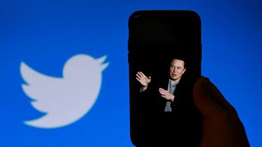La pantalla de un teléfono muestra una foto de Elon Musk con el logo de Twitter.