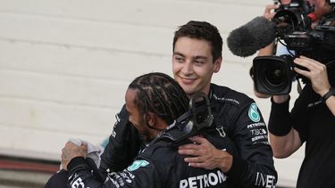 Los pilotos de Mercedes, Lewis Hamilton y George Russell, se felicitan tras la carrera sprint del Gran Premio de Brasil, en el circuito de Interlagos, en Sao Paulo, el sábado 12 de noviembre de 2022.