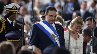 En esta foto del 1 de junio de 2009, en su &uacute;ltimo d&iacute;a como presidente de El Salvador, Tony Saca y su esposa, Ana Ligia de Saca, llegan a la ceremonia de juramentaci&oacute;n del nuevo mandatario, Mauricio Funes, en San Salvador, El Salvador.