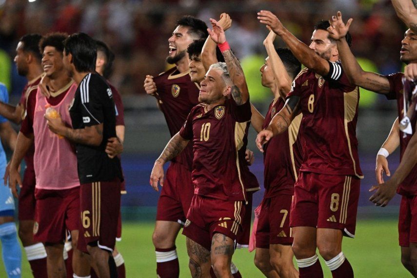 Jugadores de Venezuela celebran tras ganar el partido ante Bolivia. Ahora la Vinotinto disputará un duelo épico en Uruguay