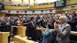 El presidente del Gobierno, Mariano&nbsp;Rajoy&nbsp;(abajo - 3d), recibe los aplausos de los miembros del grupo parlamentario popular, al término de su intervención en el pleno extraordinario celebrado hoy en el Senado para aprobar las propuestas planteadas por el Gobierno para actuar contra la Generalitat de Cataluña al amparo del artículo 155 de la Constitución.&nbsp;&nbsp;