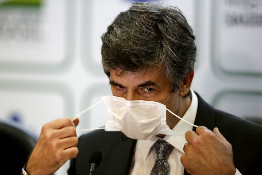 El ministro de Salud saliente Nelson Teich se retira su mascarilla para dar una conferencia de prensa el viernes 15 de mayo de 2020, en el Ministerio de Salud, en Brasilia, Brasil. Teich renunci&oacute; luego de menos de un mes en el puesto.