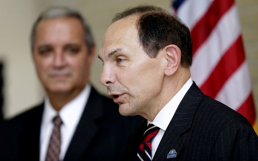 El secretario de Asuntos para Veteranos, Robert A. McDonald, a la derecha, junto al presidente del comité de Asuntos para Veterano de la Cámara de Representantes, Jeff Miller. (AP)