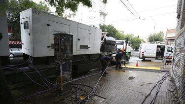 Técnicos trabajaban en una zona sin electricidad en el centro de Buenos Aires (Argentina), durante otro apagón en 2016.