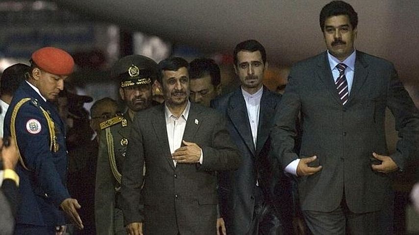 La foto de la agencia EFE que publica el diario ABC muestra al presidente venezolano Nicolás Maduro junto al entonces presidente de Irán, Mahmud Ahmadineyad, en Caracas en 2009 
