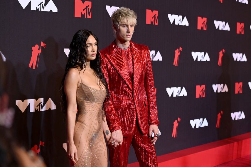 Megan Fox y Machine Gun Kelly posan en la alfombra roja de los MTV Video Music Awards 2021.