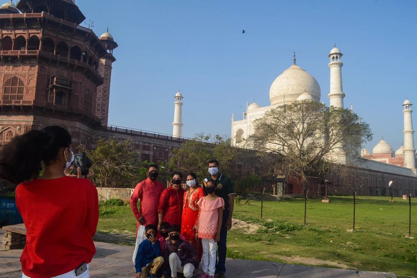 En esta imagen del 17 de marzo de 2020, unos visitantes que usan m&aacute;scaras como medida preventiva contra el coronavirus se toman una foto fuera del Taj Mahal despu&eacute;s de su cierre.&nbsp;&nbsp;