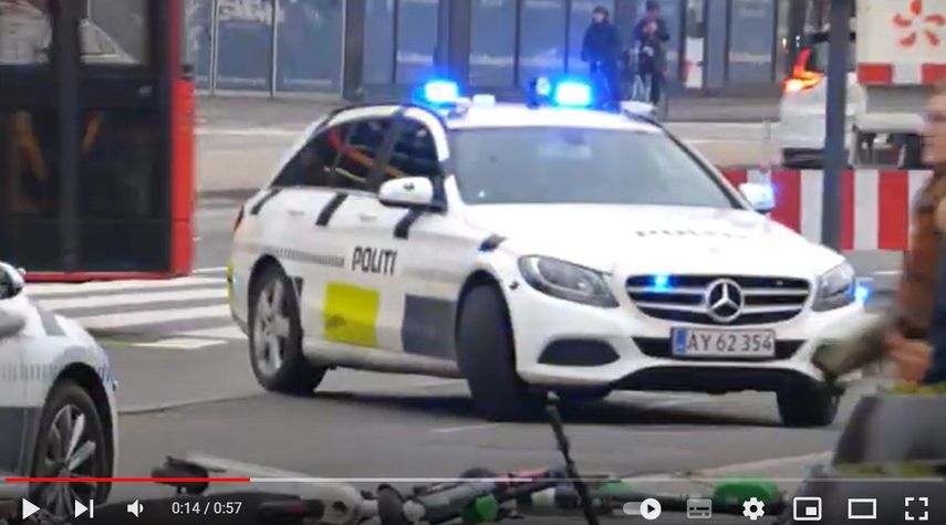 Captura de una patrulla de la Policía de Copenhague. Autoridades hallaron decenas de obras robadas en la capital danesa el 12 de junio de 2024.