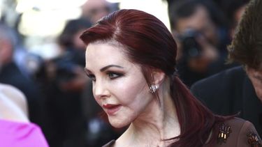Priscilla Presley, pareja del Elvis Presley y madre de Lisa Marie, posa al llegar al estreno de Elvis en el Festival de Cine de Cannes, el miércoles 25 de mayo de 2022 en Cannes, Francia.&nbsp;