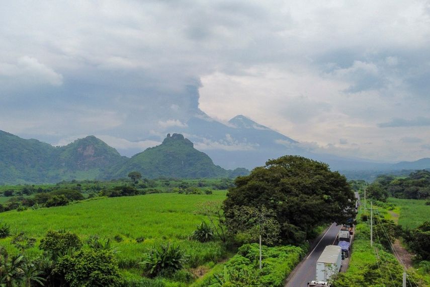 Humo se eleva desde el cráter del Volcán de Fuego durante su erupción el 5 de junio de 2025, visto desde Escuintla, Guatemala. Las autoridades guatemaltecas declararon alerta naranja el jueves debido al aumento de la actividad del volcán de Fuego, a 35 km de la capital, que está revelando cenizas y material inflamable.&nbsp;