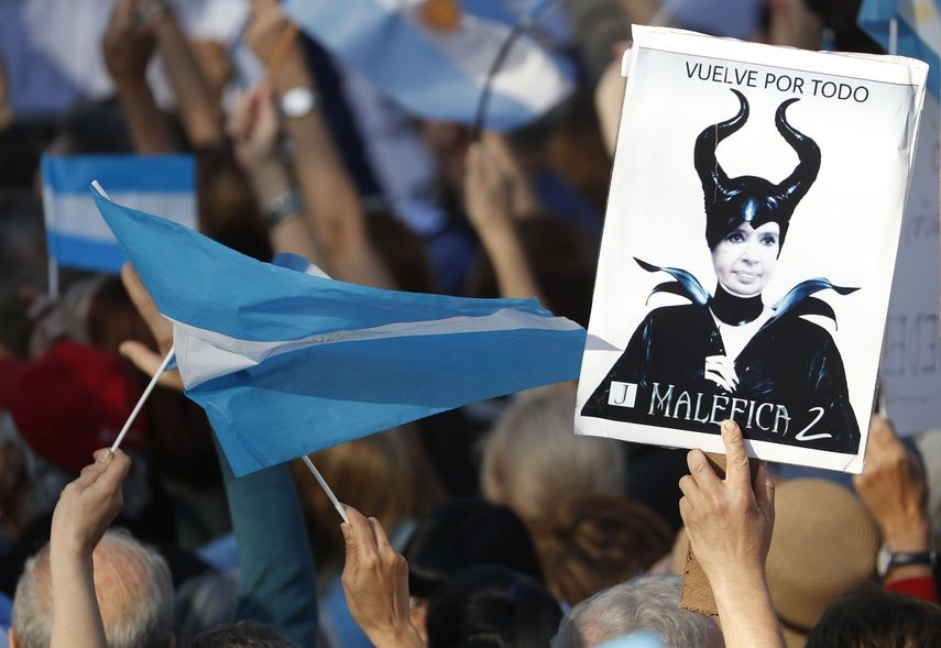 Un simpatizante del presidente argentino Mauricio Macri sostiene un cartel que muestra a la expresidenta Cristina Fern&aacute;ndez como Mal&eacute;fica, durante un evento p&uacute;blico en Buenos Aires, Argentina, el s&aacute;bado 28 de junio de 2019.