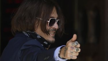 El actor Johnny Depp gesticula cuando llega al Tribunal Superior de Londres, el viernes 17 de julio de 2020. Depp est&aacute; demandando a News Group Newspapers, editor de The Sun y al editor ejecutivo del peri&oacute;dico, Dan Wootton, por un art&iacute;culo de abril de 2018 que lo llam&oacute; un golpeador de esposas.&nbsp;
