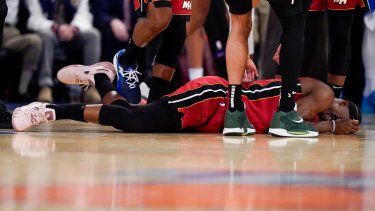 Jimmy Butler, del Heat de Miami, queda tendido en la cancha durante la segunda mitad del primer choque contra los Knicks de Nueva York.