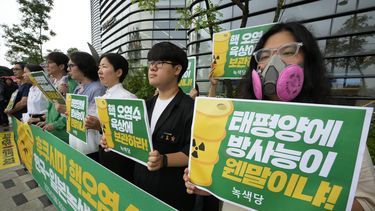 Activistas ambientales protestan la decisión del gobierno japonés de liberar aguas residuales radiactivas de la planta nuclear destruida de Fukushima, cerca de la embajada japonesa en Seúl, Corea del Sur, viernes 30 de junio de 2023.&nbsp;