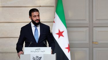 El presidente sirio, Ahmed al-Sharaa, habla durante una conferencia de prensa conjunta con el presidente francés tras una reunión en el Palacio del Elíseo en París, el 7 de mayo de 2025.