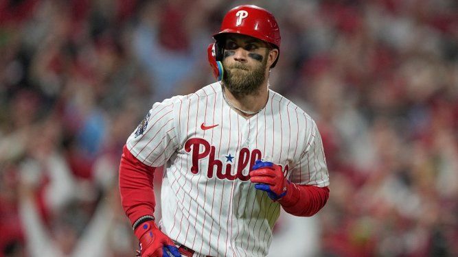 En foto del 1 de noviembre del 2022, Bryce Harper, de los Filis de Filadelfia, corre las bases tras su jonrón de dos carreras en el juego 3 de la Serie Mundial ante los Astros de Houston.