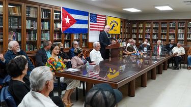 Habla al secretario general de la Asamblea de la Resistencia Cubana, Orlando Gutiérrez-Boronat, en la sede de la Brigada 2506.