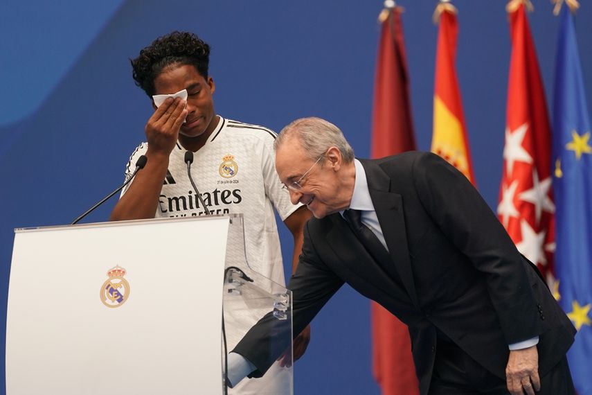 Endrik, el jugador brasileño de apenas 18 años, se seca las lágrimas tras firmar con el Real Madrid