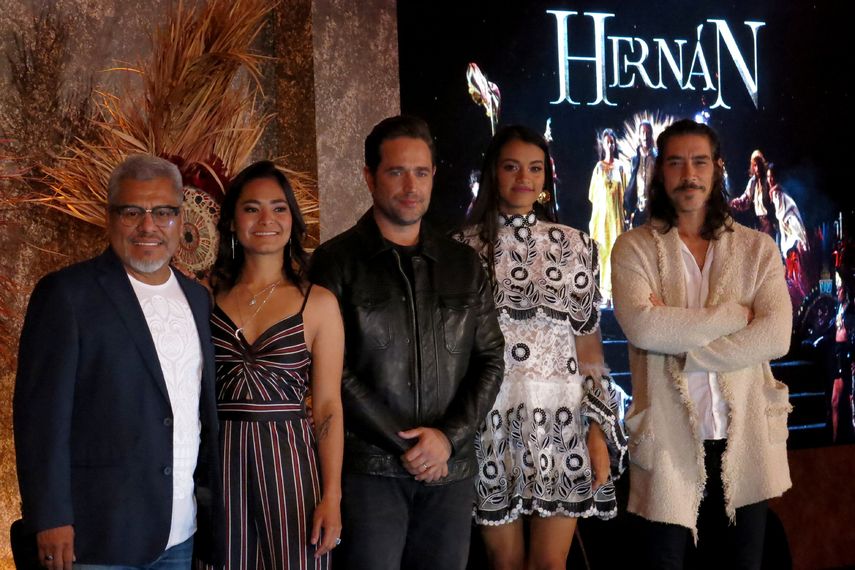 En esta fotograf&iacute;a del 13 de noviembre de 2019 los actores de la serie de Amazon Prime &ldquo;Hern&aacute;n&rdquo; Dagoberto Gama, de izquierda a derecha, Mabel Cadena, Michel Brown, Ishbel Bautista y &Oacute;scar Jaenada posan durante una conferencia de prensa en la Ciudad de M&eacute;xico.&nbsp;