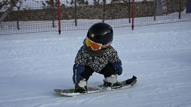 Bebé de 11 meses con su tabla de snowboard, estrella de internet