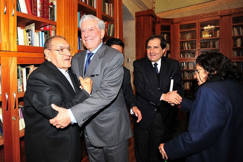 El escritor peruano Mario Vargas Llosa saluda al escritor Eusebio Quiroz Paz Soldan durante la visita a la casa museo que lleva su nombre durante su cumpleaños número 79 en Arequipa. (EFE). 