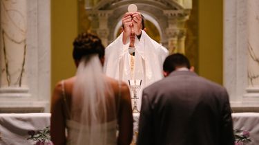 San Valentín fue un sacerdote romano del siglo III que solía casar a las parejas enamoradas en secreto