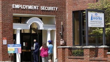 Personas en busca de trabajo forman fila a la entrada del centro de seguridad laboral de Nueva Hampshire el 10 de mayo del 2021, en Manchester, Nueva Hampshire. 