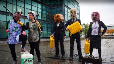 Activistas de Ocean Rebellion vierten aceite falso frente a la sede de la COP26 en Glasgow el 29 de octubre de 2021 antes del inicio de la cumbre climática. &nbsp; &nbsp;