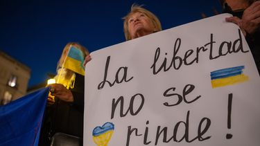 Decenas de personas durante una concentración por el 4º aniversario del comienzo de la guerra en Ucrania, en la plaza Sant Jaume, a 24 de febrero de 2026, en Barcelona, Catalunya (España).&nbsp;&nbsp; &nbsp;