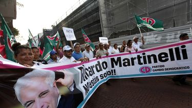 Manifestantes marchan en ciudad de Panamá a favor del expresidente Ricardo&nbsp;Martinelli, quien está en prisión en EEUU y en espera de que la Justicia de ese país decida sobre su proceso de extradición.