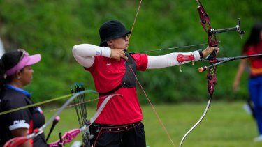 La mexicana Aída Román compite en la semifinal de arco recurvo ante Puerto Rico, en los Juegos Centroamericanos y del Caribe en San Salvador, el lunes 3 de julio de 2023.
